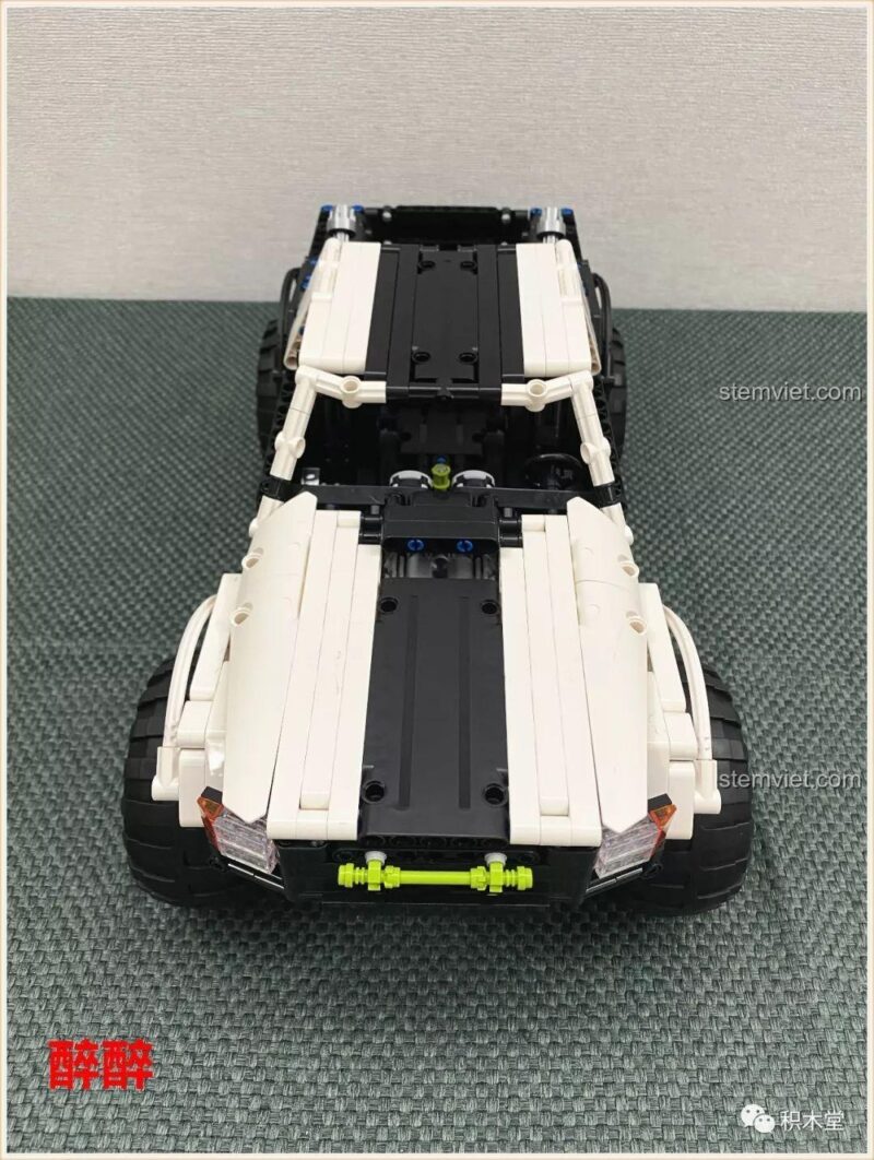 Góc nhìn khác của bộ đồ chơi Happy Build 1211 Xe Tải Địa Hình Baja Monster Energy đã hoàn thành, chi tiết sắc nét.