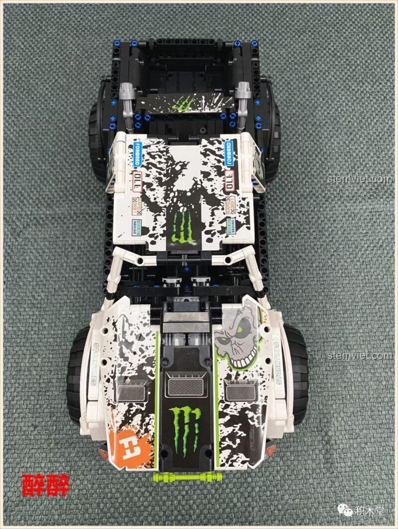 Mô hình Xe Tải Địa Hình Baja Monster Energy Happy Build 1211 từ góc nhìn phía trước, thể hiện sự hầm hố và mạnh mẽ.