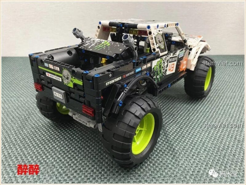 Mô hình Xe Tải Địa Hình Baja Monster Energy Happy Build 1211 từ góc nhìn bên hông, với các chi tiết decal độc đáo.
