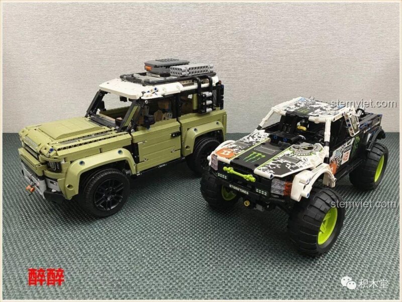 Mô hình Xe Tải Địa Hình Baja Monster Energy Happy Build 1211 từ góc nhìn phía sau, với thùng xe rộng rãi và bánh dự phòng.