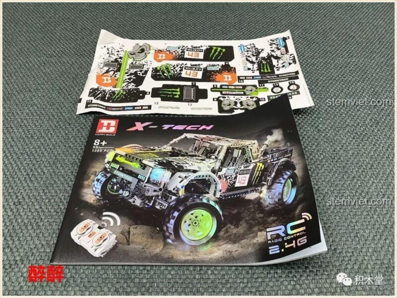 Sách hướng dẫn lắp ráp và bộ sticker trang trí cho bộ đồ chơi Happy Build 1211 Xe Tải Địa Hình Baja Monster Energy, giúp bé trai hoàn thiện mô hình.