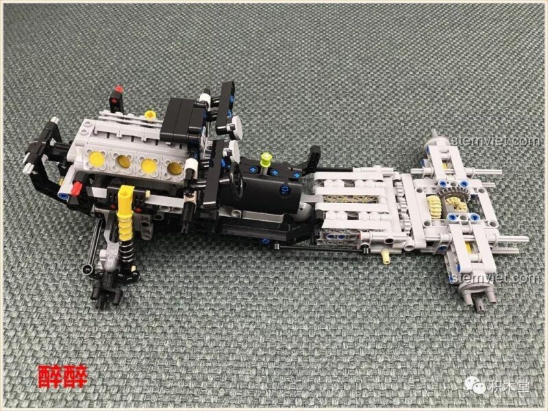 Quá trình lắp ráp khung xe và các bộ phận chính của bộ lắp ráp Happy Build 1211 Xe Tải Địa Hình Baja Monster Energy.