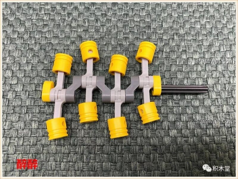 Chi tiết piston và trục khuỷu của động cơ V8 mô phỏng trong bộ lắp ráp Happy Build 1211 Xe Tải Địa Hình Baja Monster Energy.