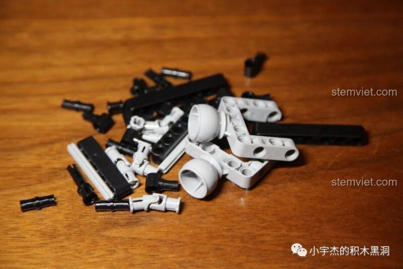 Chi tiết các mảnh ghép Technic màu đỏ, đen, xanh dương cho bước 1.