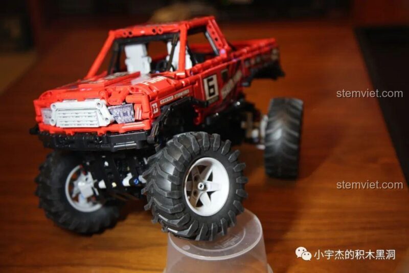 Góc nhìn từ phía sau của mô hình xe tải quái vật.
