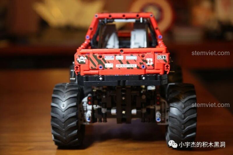 Bốn bánh xe địa hình cỡ lớn với lốp cao su và mâm xe màu xám.