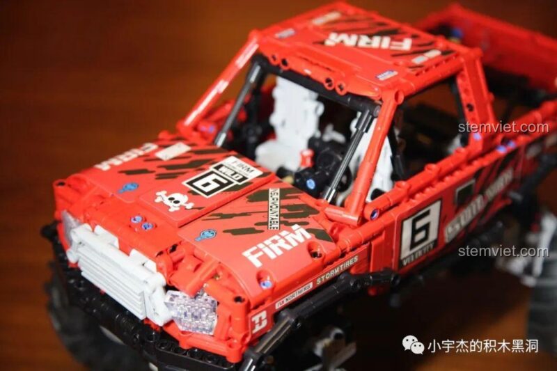 Mô hình hoàn chỉnh sau khi lắp bánh và dán decal, trông cực ngầu.