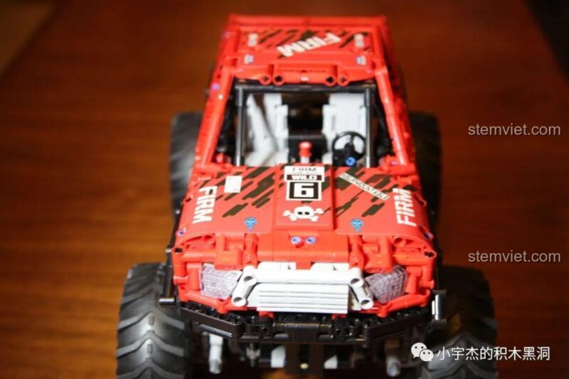 Góc nhìn bên hông của xe tải quái vật Happy Build XQ1212D.