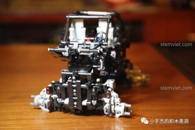 Chi tiết các thanh trục và khớp nối màu đen, xám cho bước 3.