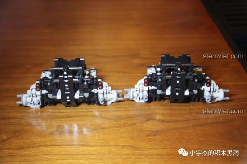 Chi tiết các mảnh ghép Technic màu xám, đen, vàng cho bước 2.