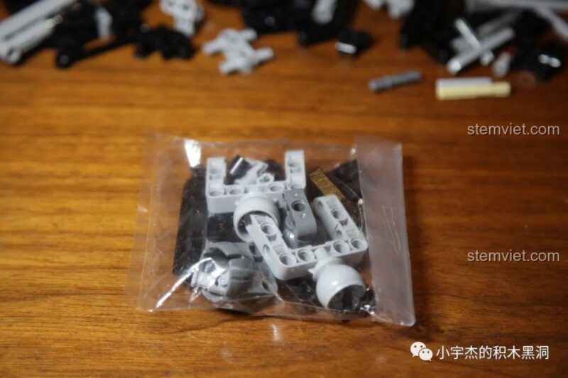 Các túi chi tiết được đánh số 1 cho giai đoạn lắp ráp đầu tiên.