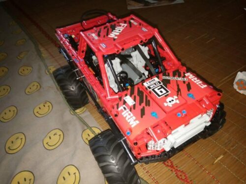 Ảnh chụp thực tế bộ lắp ráp Xe Tải Quái Vật Happy Build XQ1212D màu đỏ đen hầm hố, một lựa chọn giá rẻ cho bé trai 8 tuổi.