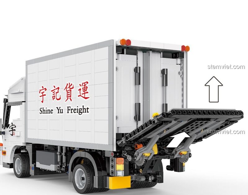 Xe tải hạng trung có cầu nâng Happy Build YC-22010 đang hoạt động, đồ chơi lắp ráp điều khiển từ xa, vận chuyển đỉnh cao
