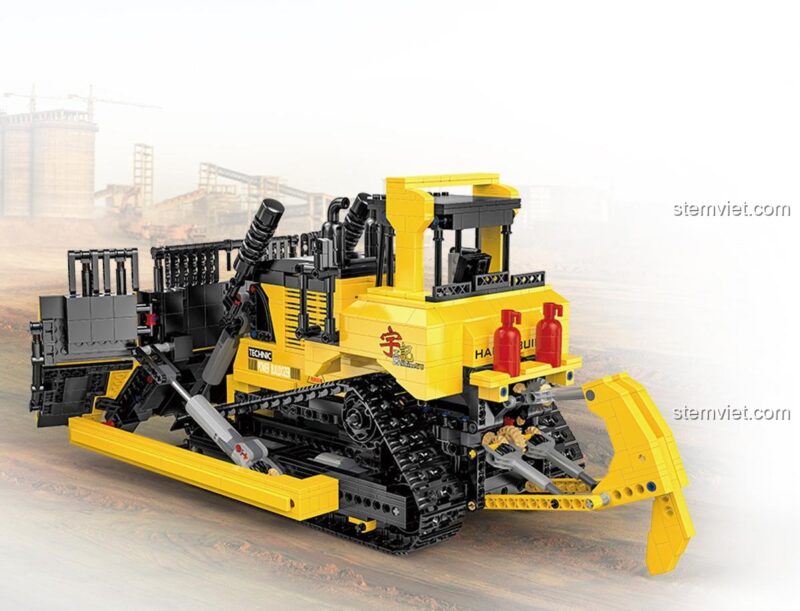 Mặt sau của đồ chơi mô hình Xe công trình máy ủi YC 22011, thể hiện chi tiết móc xới và hệ thống bánh xích.