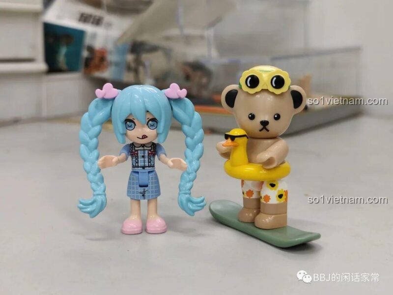Mô hình Gấu Teddy inbrixx 881007 cùng minifigure khác, thể hiện kích thước nhỏ gọn, đồ chơi xếp hình cho bé gái 6 tuổi.