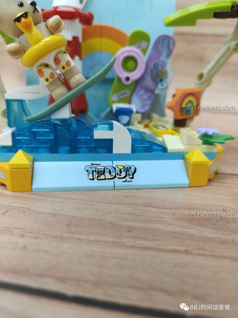 Chi tiết đế mô hình Gấu Teddy Lướt Sóng inbrixx 881007 với logo "Teddy", đồ chơi lắp ghép chất lượng cao.