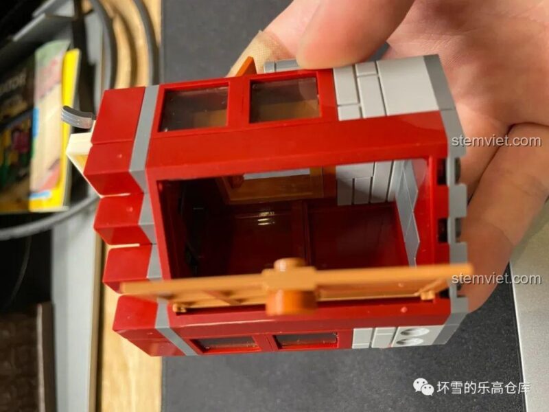Ảnh thực tế mô hình JAKI JK2136 Phố Cổ Trường Sa, thể hiện kích thước nhỏ gọn của từng module, dễ dàng lắp ráp và trưng bày.