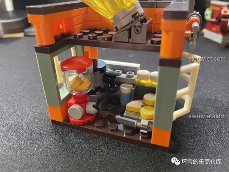 Chi tiết bên trong cửa hàng nước chanh JAKI JK2137, bộ lắp ghép cửa hàng mini, có máy ép trái cây.