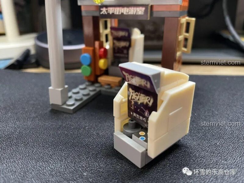 Máy chơi game chi tiết trong Phòng Game Phố Thái Bình của bộ đồ chơi lắp ghép JAKI JK2138, tái hiện không gian giải trí chân thực.