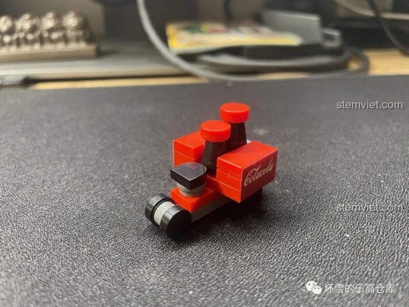 Nội thất Cửa Hàng Nước Ngọt Số 1 trong bộ lắp ghép JAKI JK2138, với tủ lạnh và kệ trưng bày nước ngọt, tạo không gian mua sắm mini.