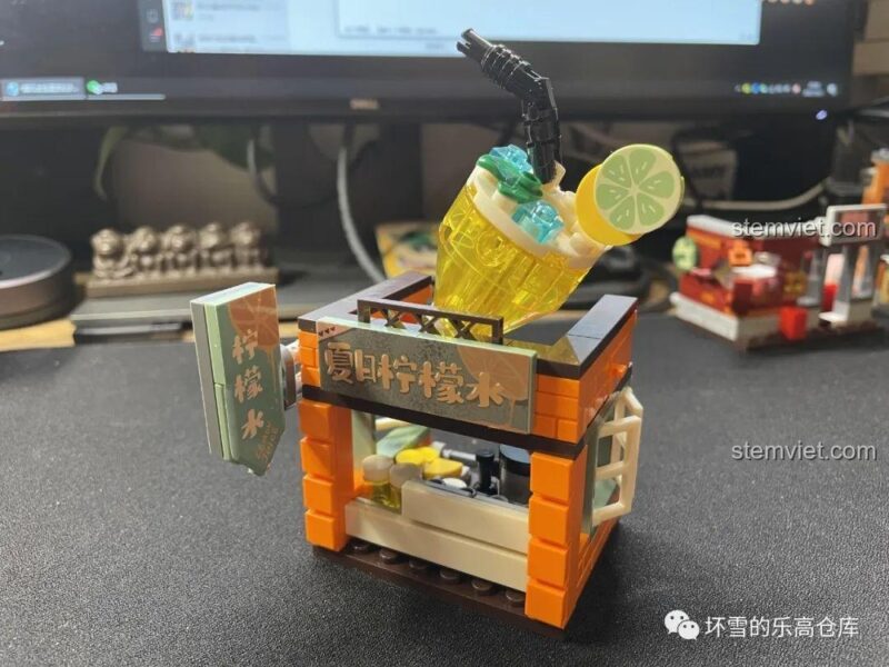 Quán Nước Chanh Mùa Hè bên ngoài trong bộ xếp hình Khu phố cổ Trường Sa JAKI JK2138, với thiết kế tươi mát, phù hợp cho mùa hè.