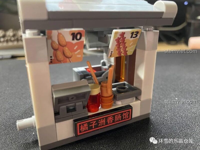 Nội thất cửa hàng nước giải khát số 1 JAKI JK2139 với tủ lạnh và kệ trưng bày, bộ đồ chơi lắp ráp JK2139, chi tiết sống động.