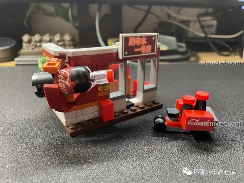Xe giao hàng nước giải khát mini trong bộ đồ chơi lắp ráp JAKI JK2139, chi tiết nhỏ gọn, tăng cường khả năng nhập vai cho bé.