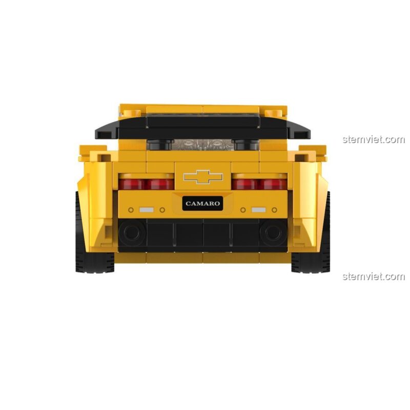 Mô hình JAKI JK9026 Xe Chevrolet Camaro Vàng từ phía sau, có logo Chevrolet và chữ CAMARO