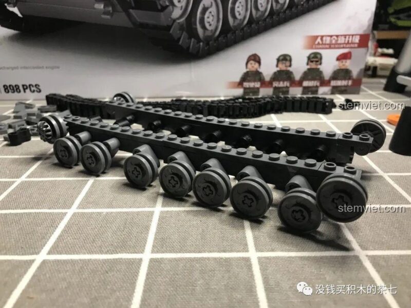 Gia cố khung gầm bộ lắp ráp Xe Tăng Leopard 2A7+ Jiazhi SY 0104, đồ chơi xây dựng xe tăng.