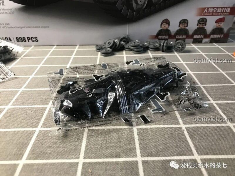 Hệ thống treo của mô hình Xe Tăng Leopard 2A7+ Jiazhi SY 0104, chi tiết lắp ghép xe tăng.