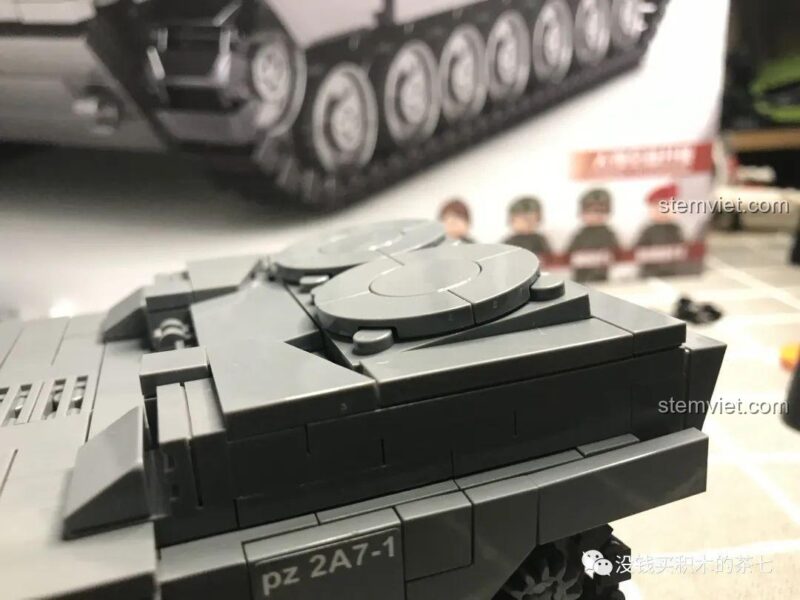 Khung gầm xe tăng Jiazhi SY 0104 Leopard 2A7+ từ bên cạnh, đồ chơi mô hình quân sự.