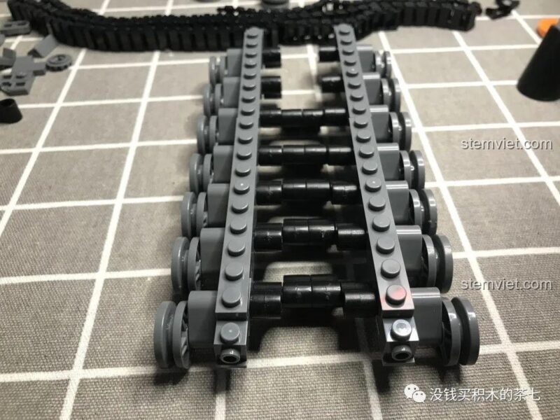 Khung gầm được gia cố của mô hình Xe Tăng Leopard 2A7+ Jiazhi SY 0104, đồ chơi quân sự cho bé trai.