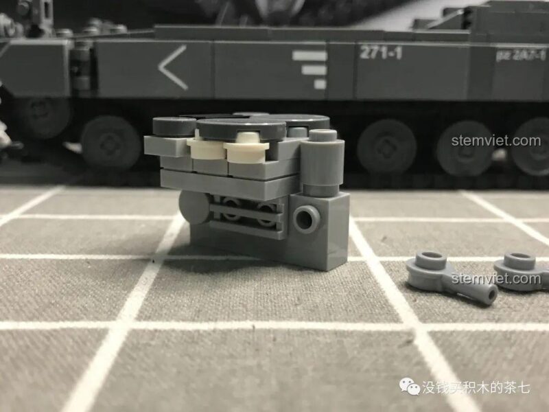 Khung gầm hoàn chỉnh của đồ chơi mô hình SY 0104 Xe Tăng Leopard 2A7+, đồ chơi quân sự giá tốt.