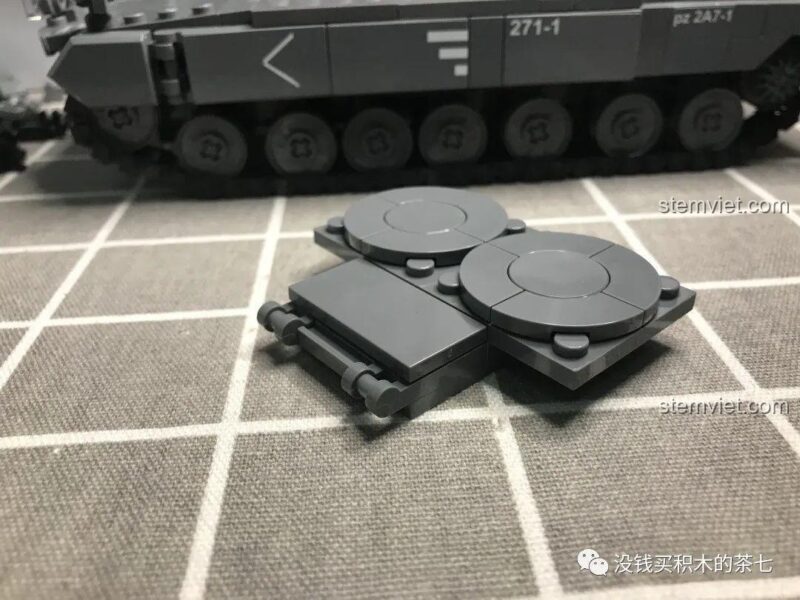 Khung gầm xe tăng Jiazhi SY 0104 Leopard 2A7+ từ phía sau, đồ chơi xây dựng.