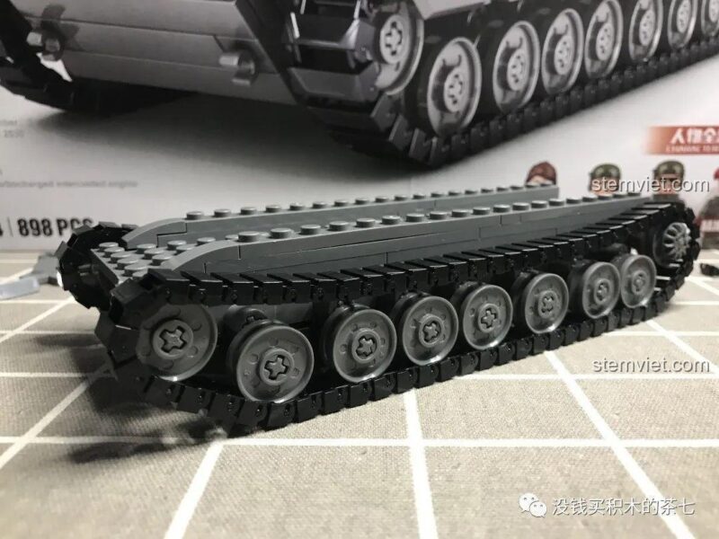 Khung gầm xe tăng Jiazhi SY 0104 Leopard 2A7+ từ phía trước, đồ chơi xây dựng cho bé trai.