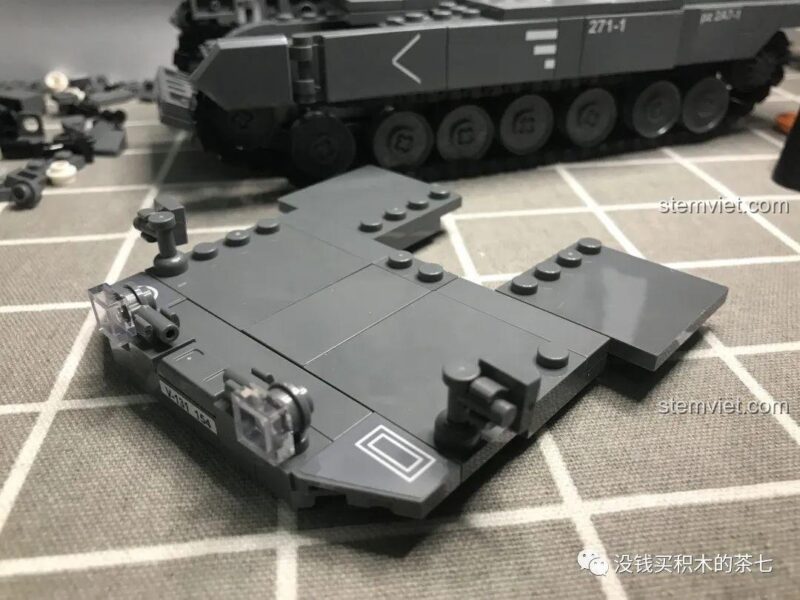 Hoàn thành lắp ráp động cơ của đồ chơi mô hình SY 0104 Xe Tăng Leopard 2A7+, đồ chơi quân sự.