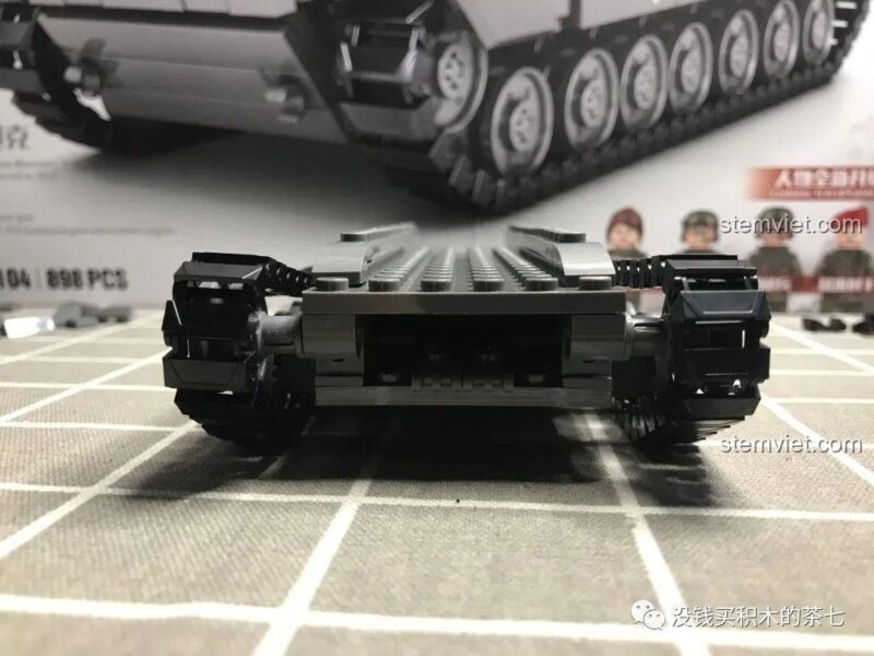 Mặt sau khung gầm của bộ lắp ráp Xe Tăng Leopard 2A7+ Jiazhi SY 0104, đồ chơi xây dựng quân sự.