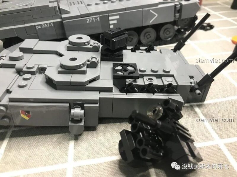 Minifigure lính Đức từ phía sau của bộ lắp ráp Xe Tăng Leopard 2A7+ Jiazhi SY 0104, đồ chơi xây dựng quân sự.
