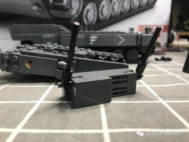 Mô hình Xe Tăng Leopard 2A7+ Jiazhi SY 0104 từ bên cạnh, đồ chơi xây dựng xe tăng Đức.