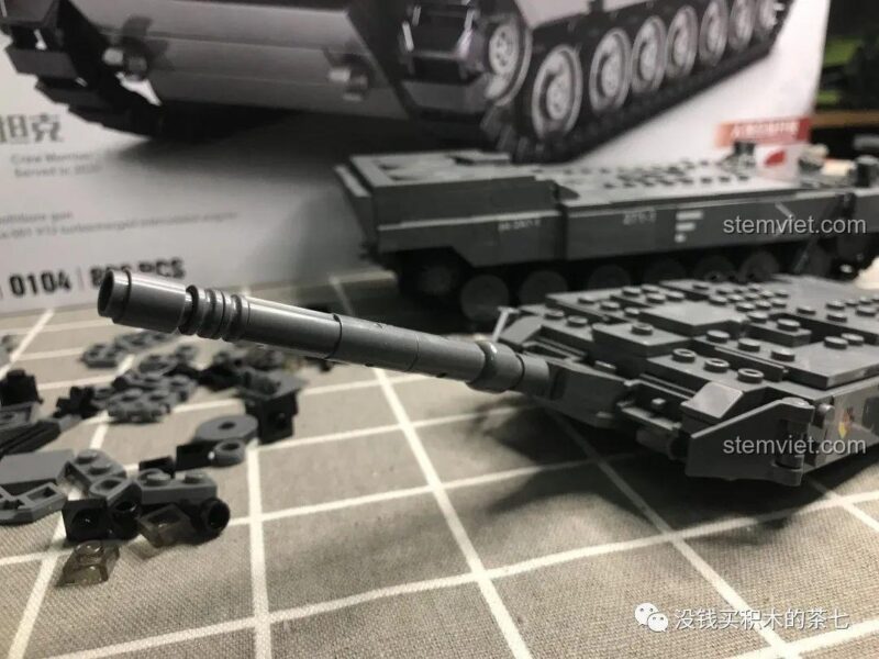 Mô hình Xe Tăng Leopard 2A7+ Jiazhi SY 0104 từ phía sau, đồ chơi mô hình quân sự.