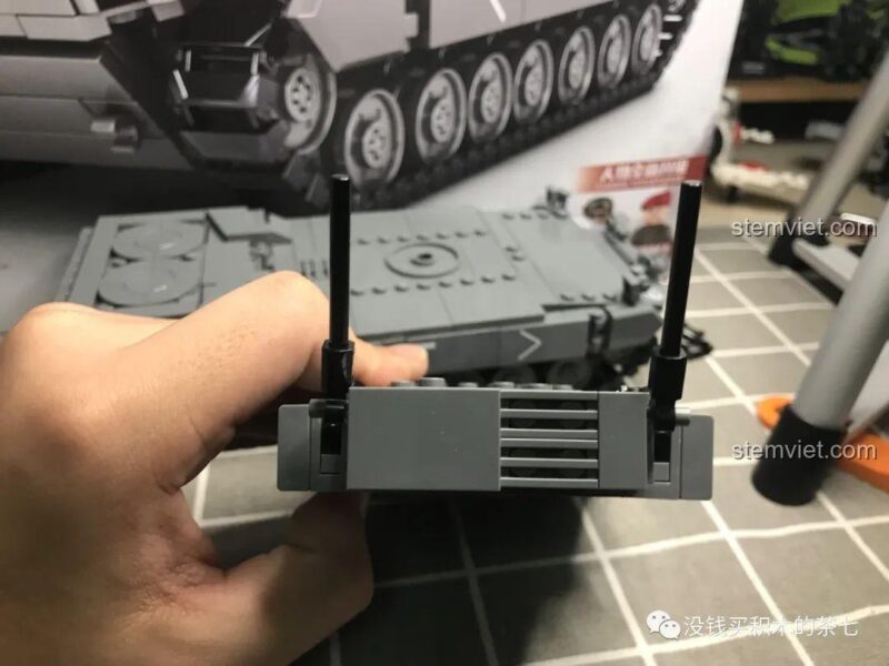 Mô hình Xe Tăng Leopard 2A7+ Jiazhi SY 0104 từ phía trước, đồ chơi mô hình quân sự cho bé trai.