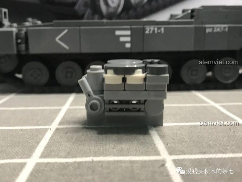 Nắp động cơ đã sửa của bộ lắp ráp Xe Tăng Leopard 2A7+ Jiazhi SY 0104, đồ chơi xây dựng xe tăng Đức.