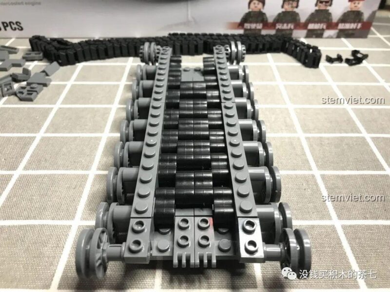 Quá trình lắp đặt xích của đồ chơi mô hình SY 0104 Xe Tăng Leopard 2A7+, chi tiết lắp ghép.