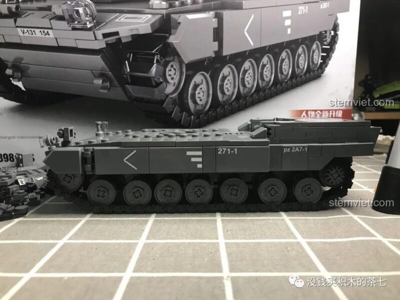 Mặt bên tháp pháo của đồ chơi mô hình SY 0104 Xe Tăng Leopard 2A7+, đồ chơi quân sự cho bé trai.
