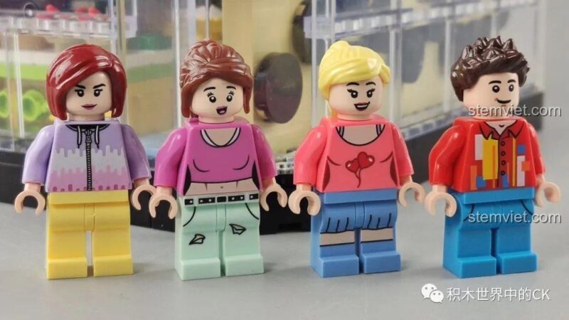 Các minifigure khách hàng đầy màu sắc của bộ xếp hình Cửa hàng trà sữa 5209, tạo nên không khí nhộn nhịp.