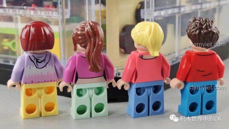 Mặt sau của các minifigure khách hàng trong đồ chơi xây dựng Tiệm trà sữa JIAZHI5209, với kiểu tóc và trang phục đa dạng.