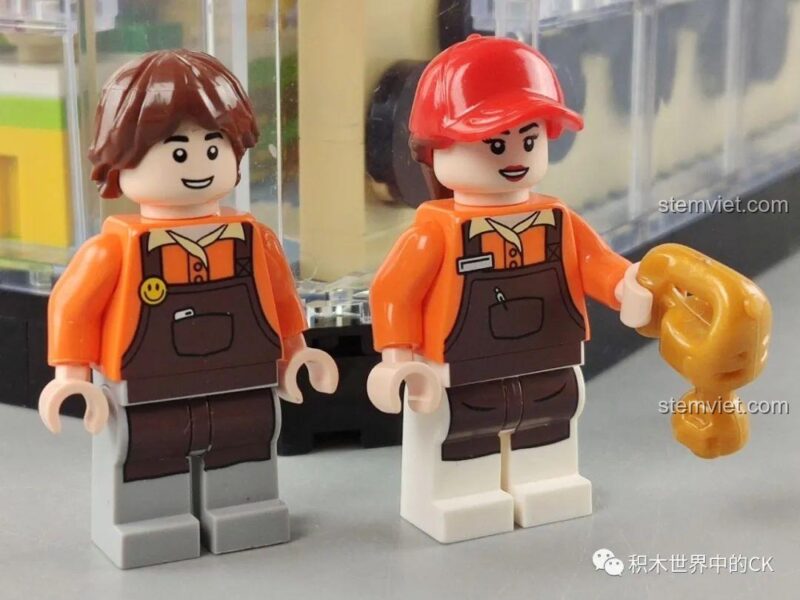 Hai minifigure nhân viên của bộ lắp ghép Mô hình cửa hàng trà sữa JIAZHI5209, sẵn sàng phục vụ khách hàng nhí.