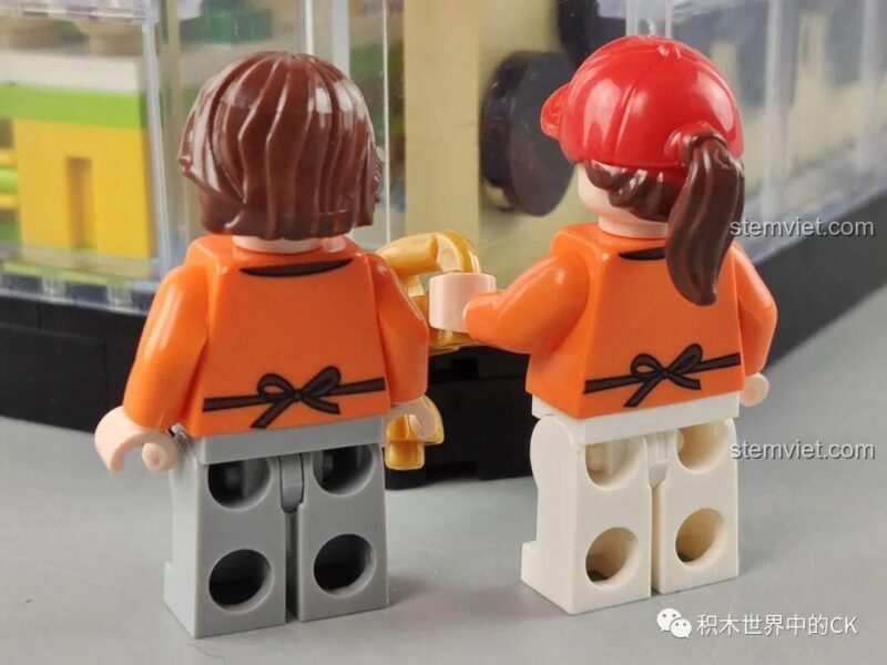 Mặt sau của minifigure trong đồ chơi mô hình Tòa nhà trà sữa SY 5209, thể hiện chi tiết trang phục.