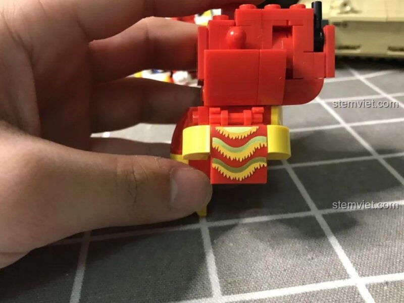 Chi tiết in sẵn trên mảnh ghép bộ lắp ráp Robot Vũ Sư, đồ chơi xếp hình Mech Vũ Sư, chất lượng in sắc nét.