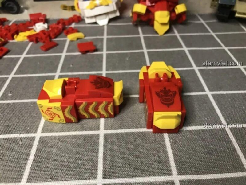 Tiếp tục lắp ráp chân bộ đồ chơi Robot Vũ Sư, đồ chơi lắp ráp Mech Vũ Sư, phát triển tư duy không gian.